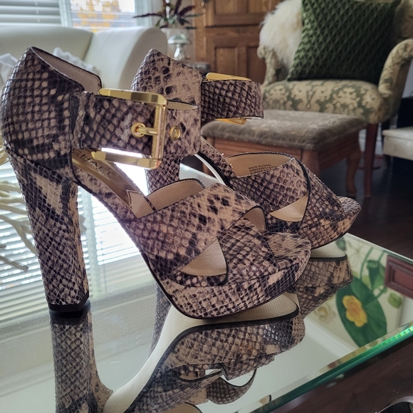 Michael Kors size 6 1/2 - Picture 1 of 6